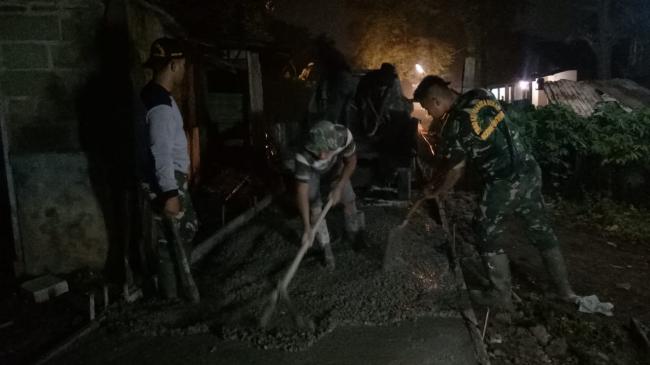 Bersama Warga Satgas TMMD Selesaikan Pengecoran Jalan Haji Sakim